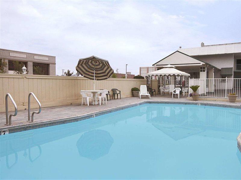 Surestay By Best Western Fresno Central Экстерьер фото