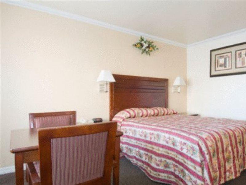 Surestay By Best Western Fresno Central Экстерьер фото