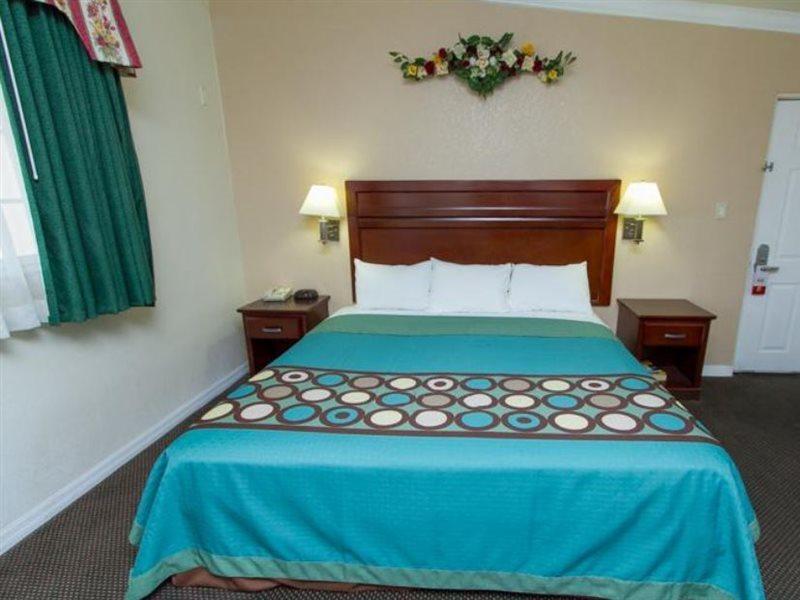 Surestay By Best Western Fresno Central Экстерьер фото