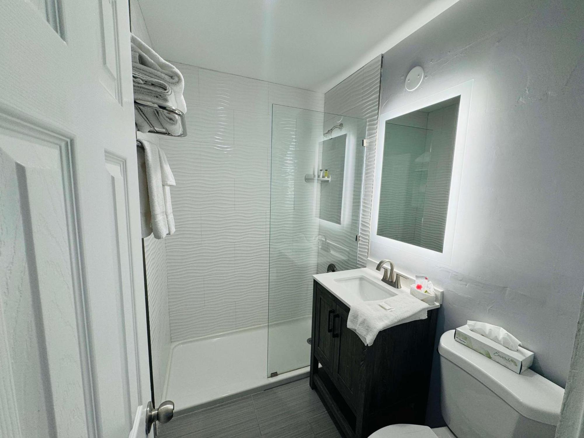 Surestay By Best Western Fresno Central Экстерьер фото